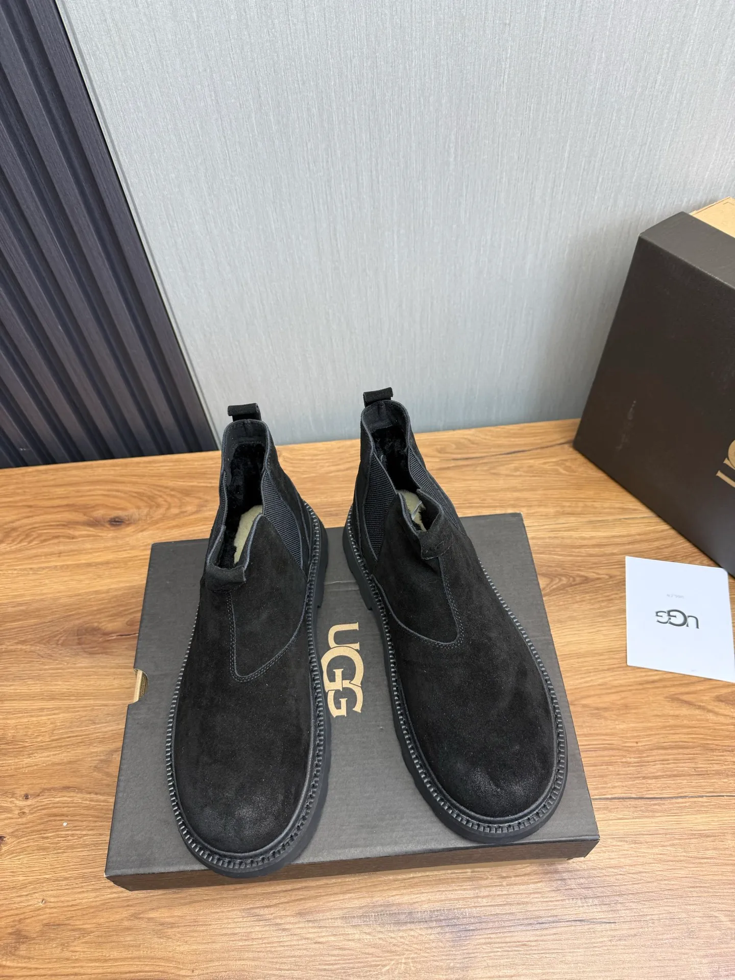 Men's shoes 💰600💰 New UGG fur integrated men's simple and fashionable snow boots. The most worth buying at the end of this year are warm casual shoes. Whether you are out and about at home, their comfortable and warm performance will be your most suitable fashion companion! The material is cowhide upper and imported wool is used inside. Warm and comfortable! The eva+ rubber patch outsole is cushioned, non-slip and wear-resistant, and has good elasticity. It is light and wear-resistant, comfortable and soft, and the new simple cut is more fashionable. It has both practicality and fashion sense, so you no longer have to worry about how to match it in winter, while still maintaining your fashionable taste. High-quality genuine wool. Look at the details for the material! Size: 39-40-41-42-43-44-44 sneaker size